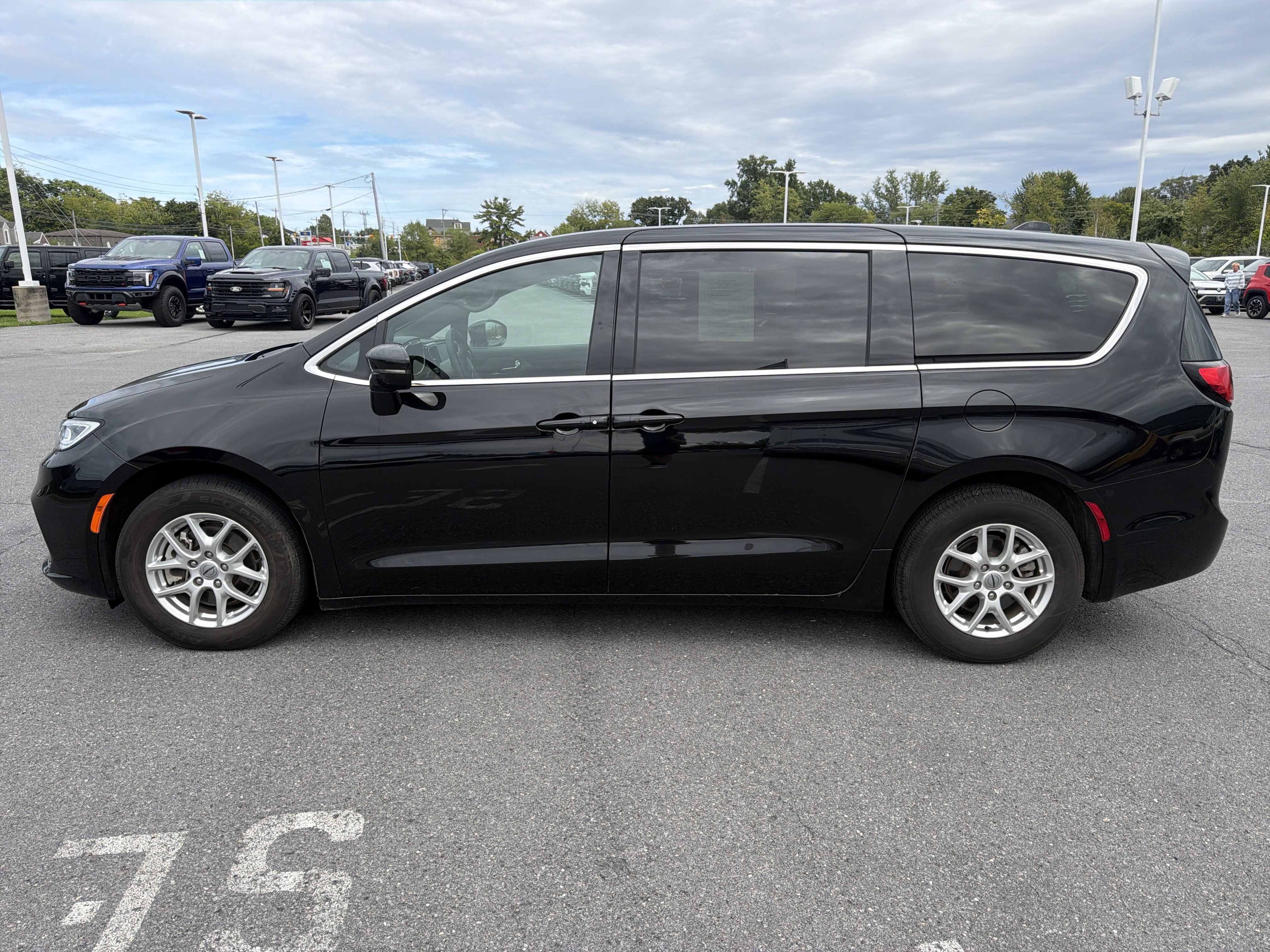 Used 2025 Chrysler Pacifica Select FWD image 7