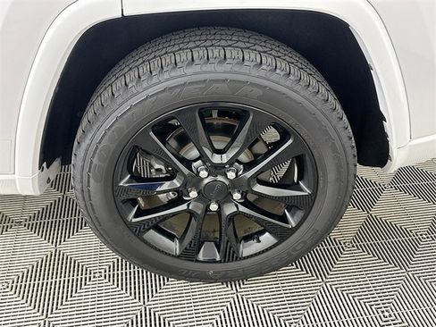 Used 2018 Jeep Grand Cherokee Altitude image 20