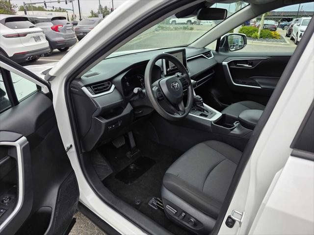 Used 2025 Toyota RAV4 XLE AWD/4WD image 19