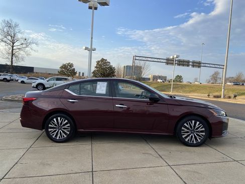 Used 2024 Nissan Altima 2.5 SV image 12