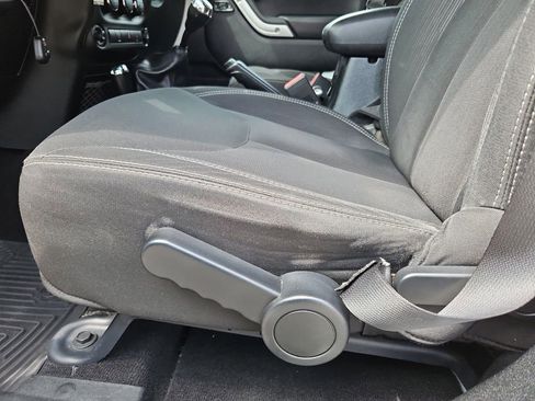 Used 2018 Jeep Wrangler Unlimited Sahara w/ Connectivity Group image 13