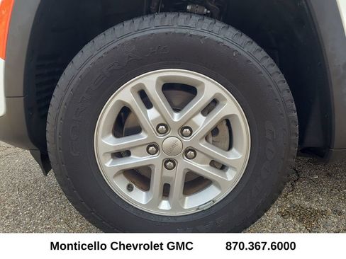 Used 2023 Jeep Grand Cherokee Laredo w/ Luxury Tech Group I AWD/4WD image 9