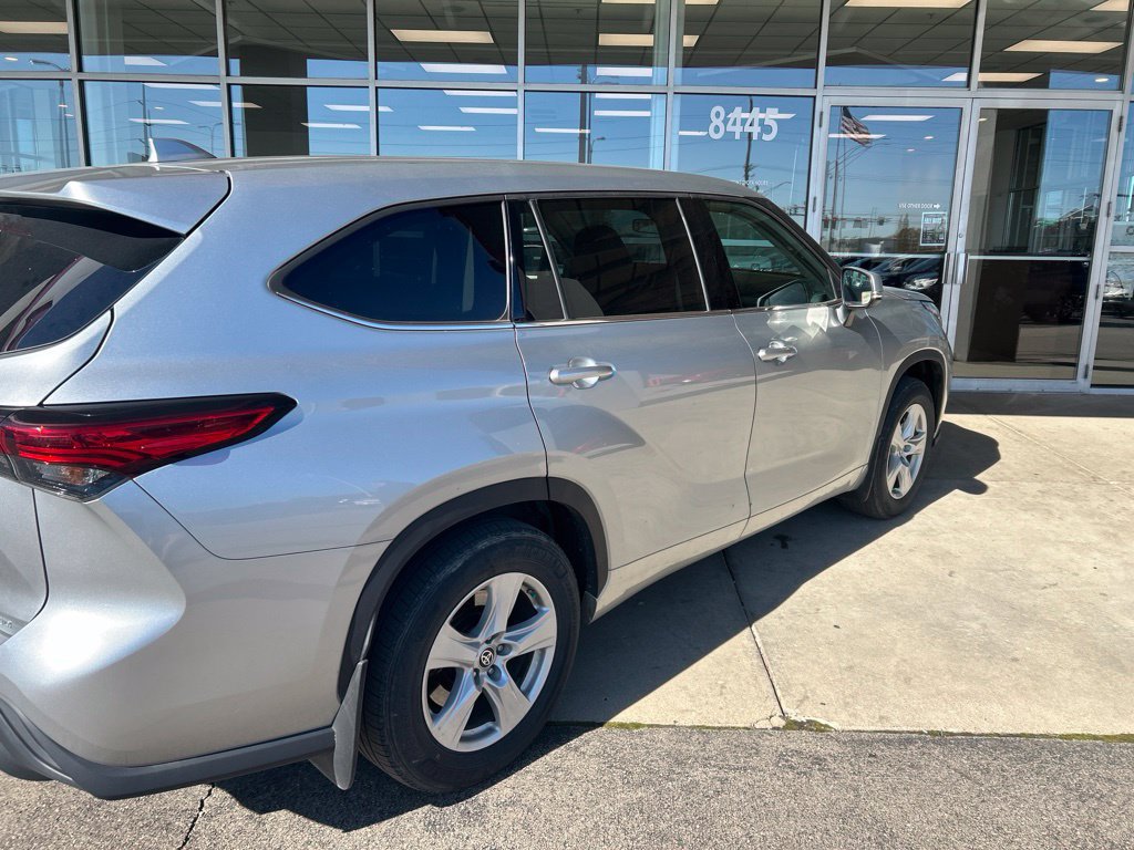 Used 2021 Toyota Highlander L AWD/4WD image 6
