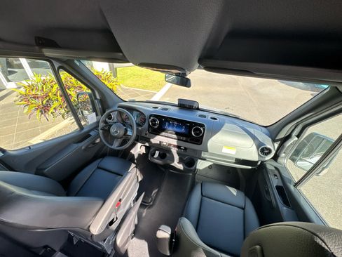Used 2025 Mercedes-Benz Sprinter 2500 image 8