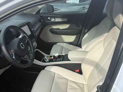 Used 2023 Volvo XC40 B5 Plus AWD/4WD image 1