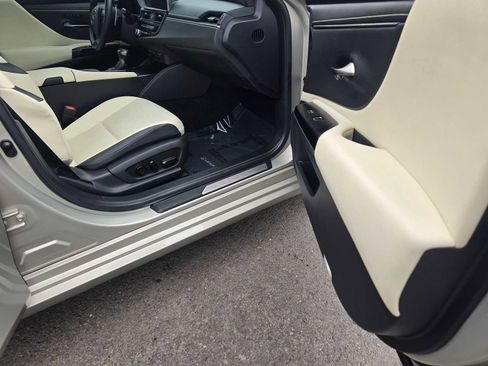 Used 2022 Lexus ES 300h w/ Premium Package image 10