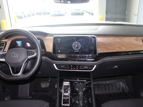 Used 2025 Volkswagen Atlas SE AWD/4WD image 16