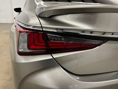 Used 2021 Lexus ES 300h Ultra Luxury w/ Accessory Package 2 FWD image 7