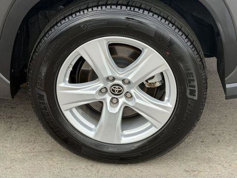 Certified 2025 Toyota Highlander LE FWD image 8