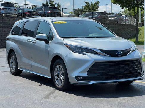 Used 2025 Toyota Sienna XLE FWD image 36