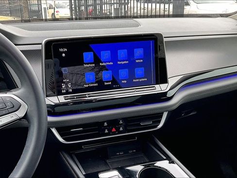 Used 2024 Volkswagen Atlas Peak Edition SE image 8