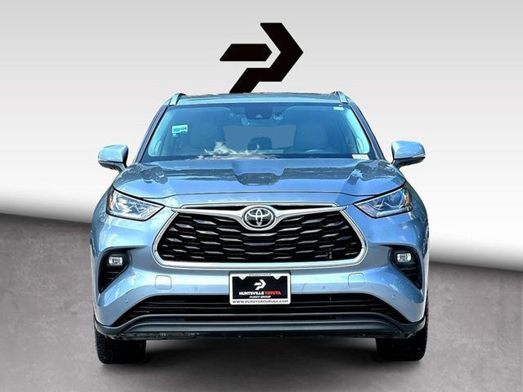 Used 2023 Toyota Highlander Limited FWD image 3