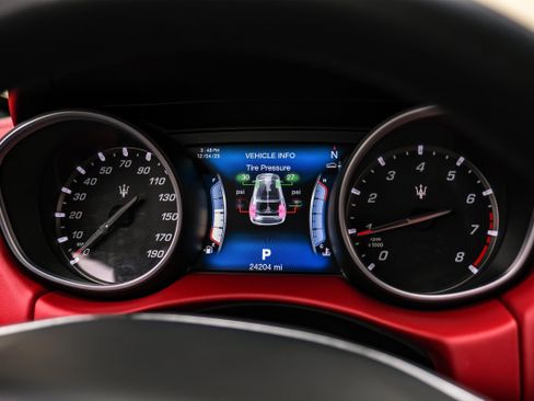 Used 2017 Maserati Levante w/ Luxury Package image 16