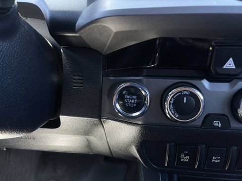 Used 2017 Toyota Tacoma TRD Off-Road AWD/4WD image 17