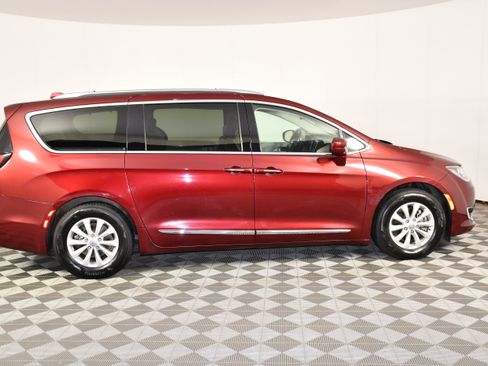 Used 2019 Chrysler Pacifica Touring-L FWD image 4