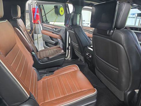 Used 2023 GMC Yukon XL Denali Ultimate AWD/4WD image 11