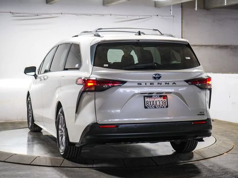 Certified 2021 Toyota Sienna XLE image 9