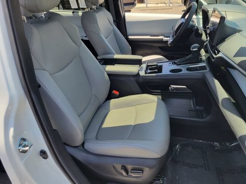 Used 2025 Toyota Sienna XLE w/ XLE Plus Package FWD image 20