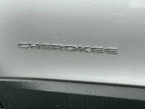 Used 2019 Jeep Cherokee Limited image 8