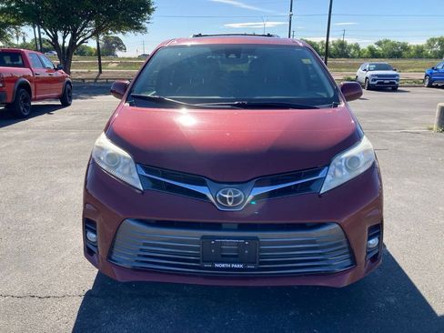 Used 2020 Toyota Sienna XLE image 2