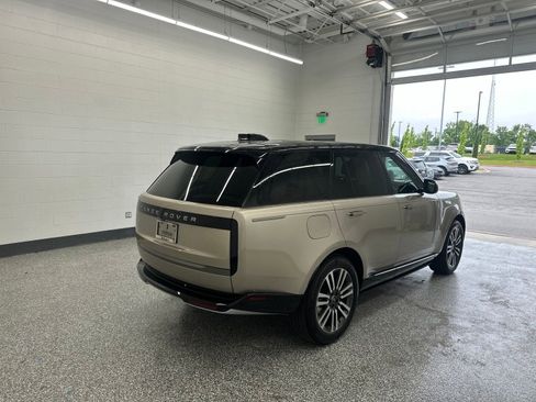 Used 2025 Land Rover Range Rover SE AWD/4WD image 3