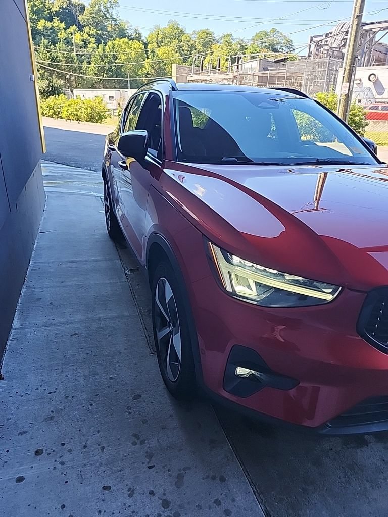 Certified 2025 Volvo XC40 B5 Plus AWD/4WD image 6