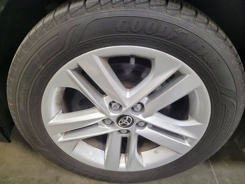Used 2019 Toyota Corolla SE w/ SE Option Package FWD image 31