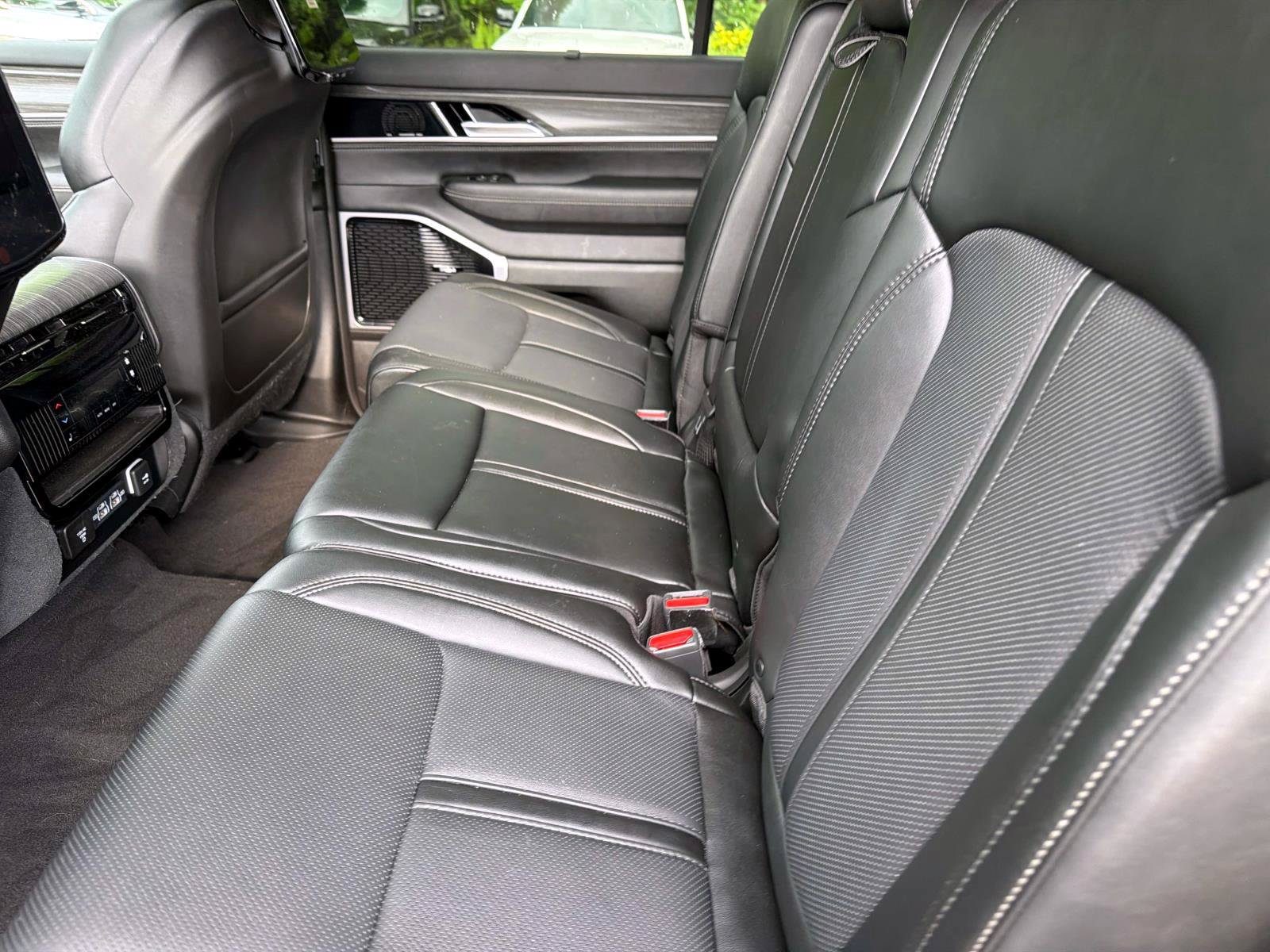 Used 2024 Jeep Wagoneer Series III w/ Premium Group I AWD/4WD image 15
