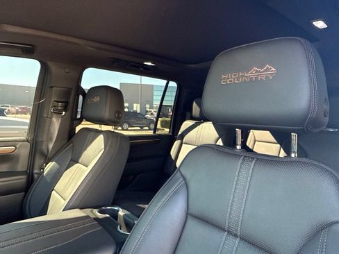 Used 2025 Chevrolet Suburban High Country AWD/4WD image 13