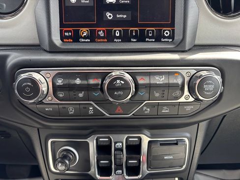 Used 2023 Jeep Wrangler Unlimited Sahara AWD/4WD image 25
