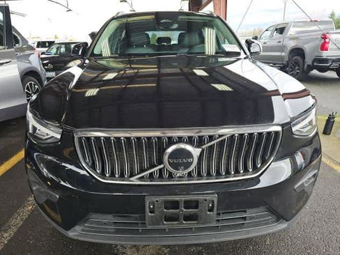 Used 2025 Volvo XC40 B5 Plus image 3