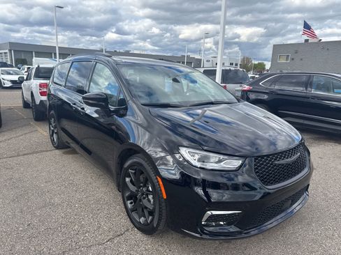 Used 2026 Chrysler Pacifica Limited w/ S Appearance Package FWD image 10