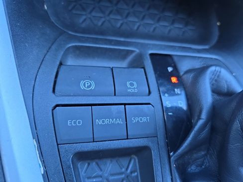 Used 2021 Toyota RAV4 XLE image 28