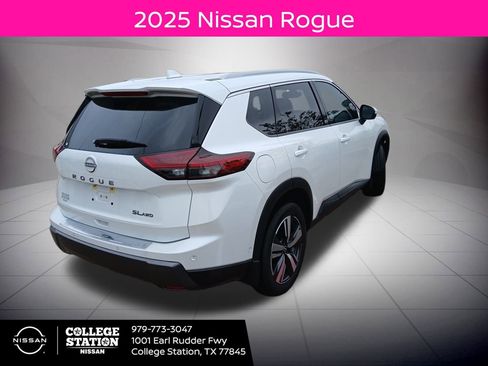 Used 2025 Nissan Rogue SL image 2
