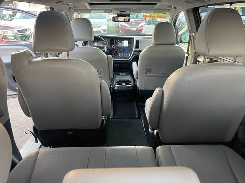Used 2019 Toyota Sienna image 10
