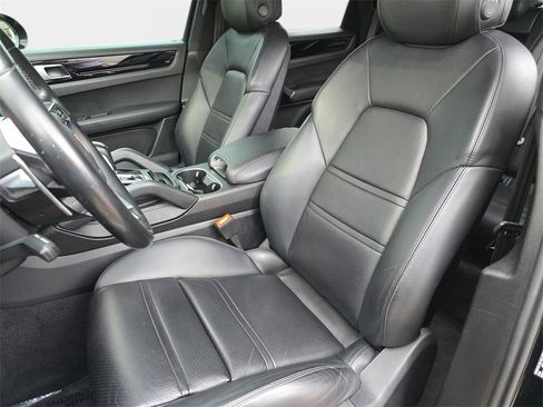 Used 2022 Porsche Cayenne image 19