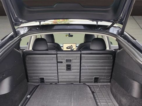 Used 2022 Tesla Model Y Long Range image 25