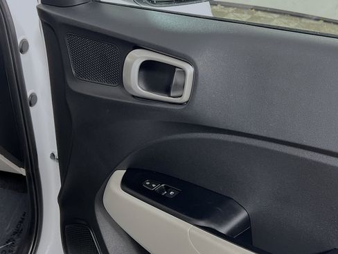 Used 2022 Hyundai Venue SEL image 32