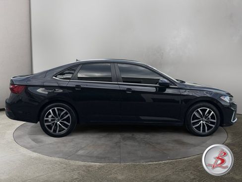 Used 2025 Volkswagen Jetta SE FWD image 8