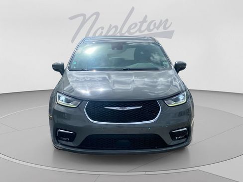 Used 2023 Chrysler Pacifica Touring-L FWD image 9
