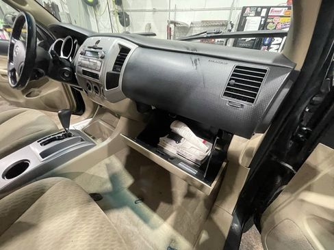 Used 2010 Toyota Tacoma Base image 15