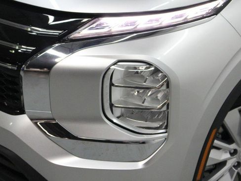 New 2026 Mitsubishi Outlander ES image 2