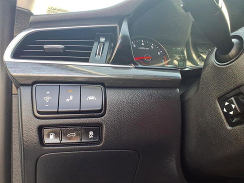 Used 2018 Kia Cadenza Limited image 15