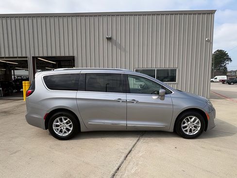 Used 2020 Chrysler Pacifica Touring-L image 9