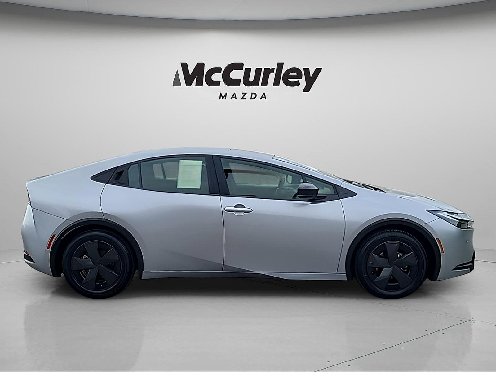 Used 2025 Toyota Prius LE FWD image 8