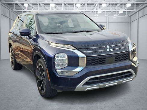 Used 2024 Mitsubishi Outlander SE image 3