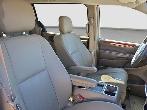 Used 2016 Chrysler Town & Country Touring w/ Driver Convenience Group image 16