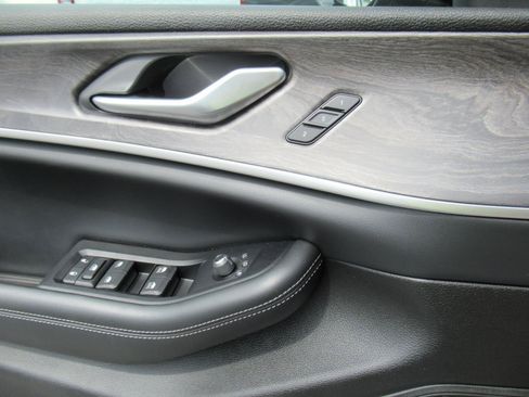 Used 2024 Jeep Grand Cherokee Limited w/ Black Appearance Package RWD image 21