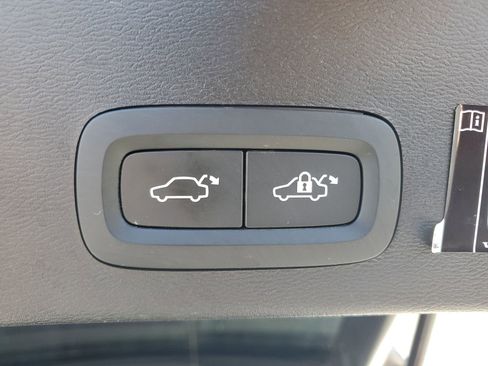 Used 2022 Volvo XC40 T5 Momentum image 31