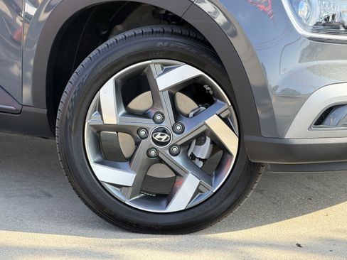 Used 2025 Hyundai Venue Limited FWD image 3